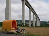 Fahrrad mit Planwagen